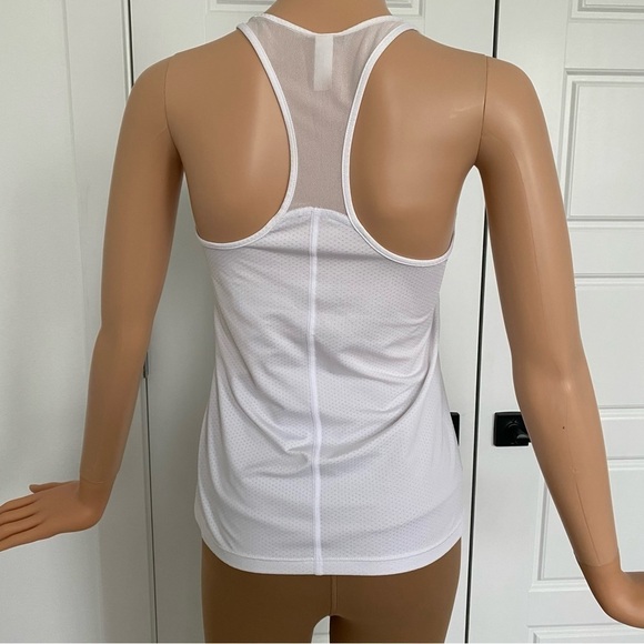 WOMEN’S racer back under armor top in small - Picture 6 of 7